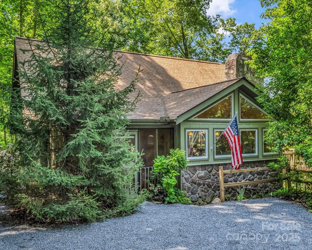 126 Sleeping Bear Ln., Lake Lure, NC 28746