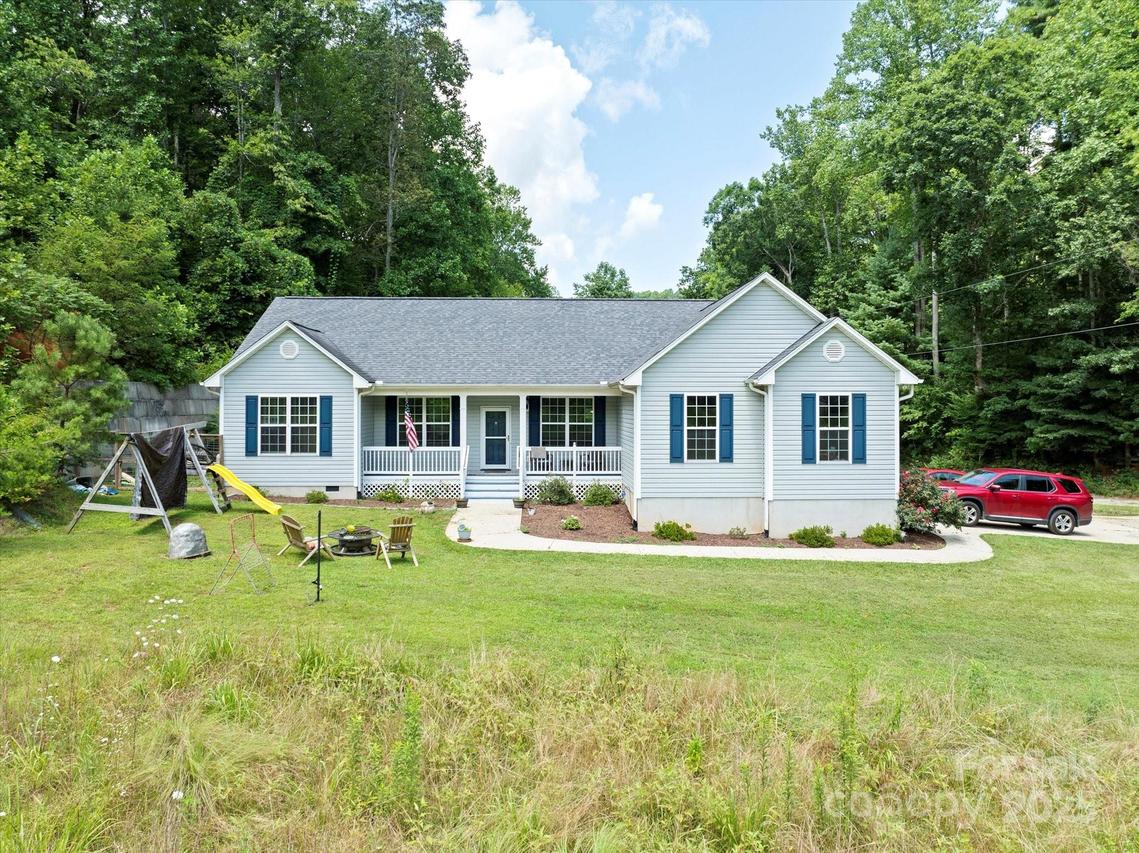 425 Little Cove Creek Dr., Saluda, NC 28773
