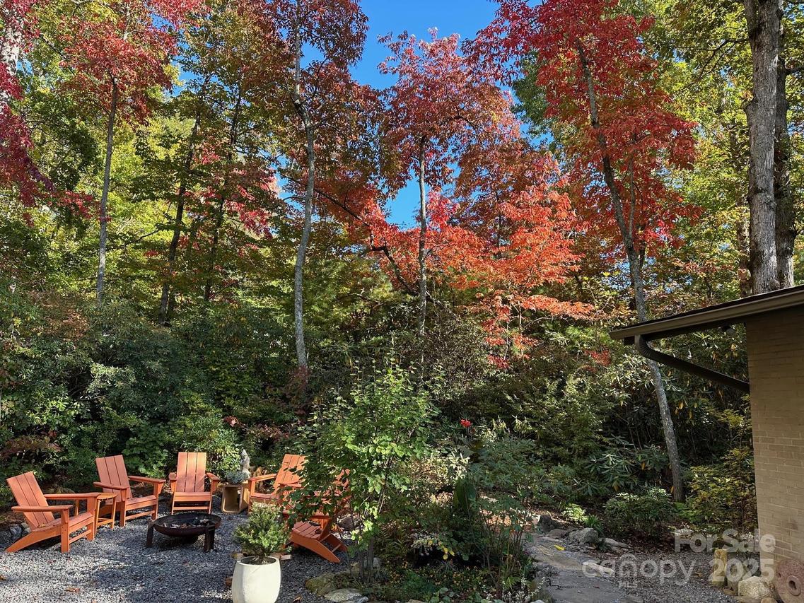 48 Walkertown Rd., Black Mountain, NC 28711