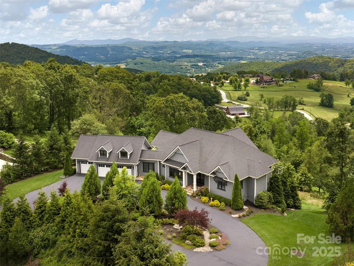 89 N Snow Ridge Dr., Hendersonville, NC 28792
