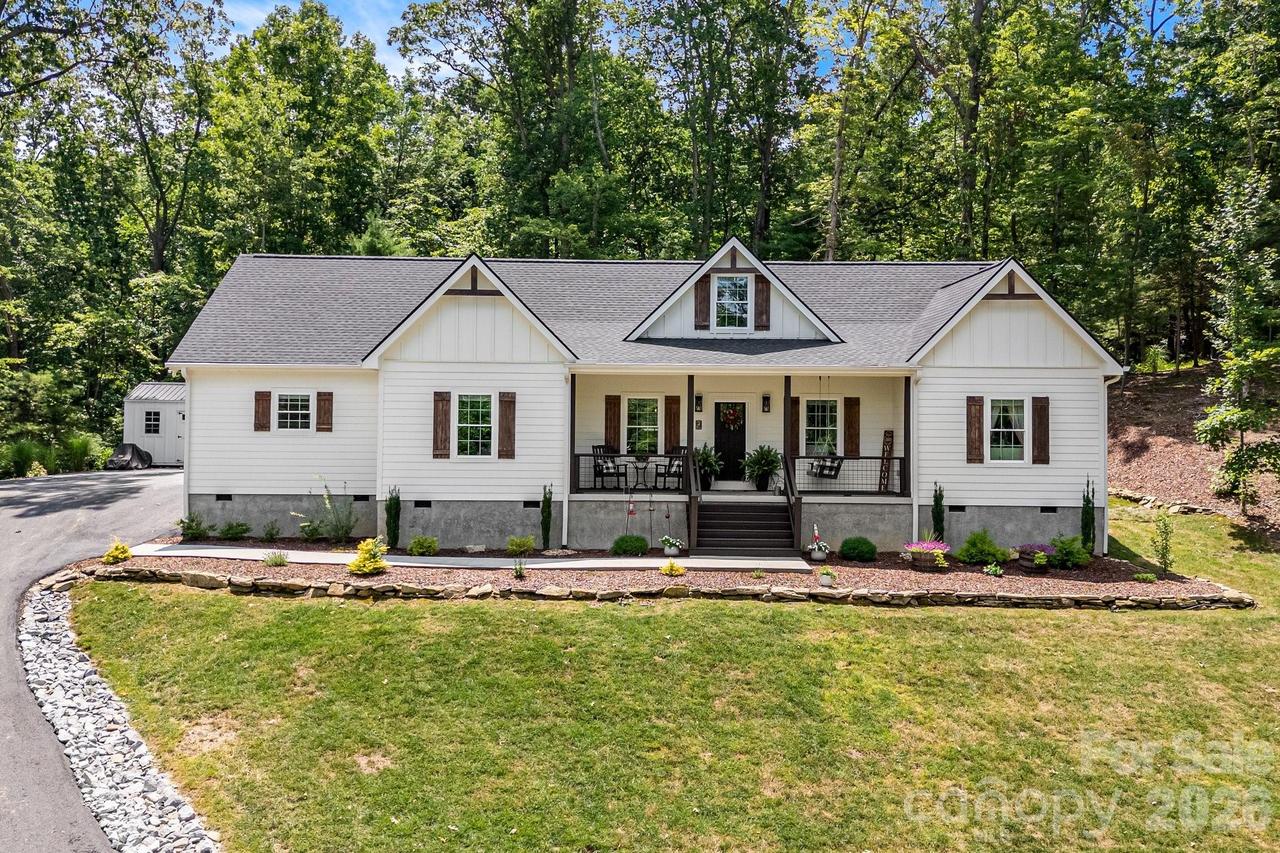 70 Jp Huggins Dr., Hendersonville, NC 28791