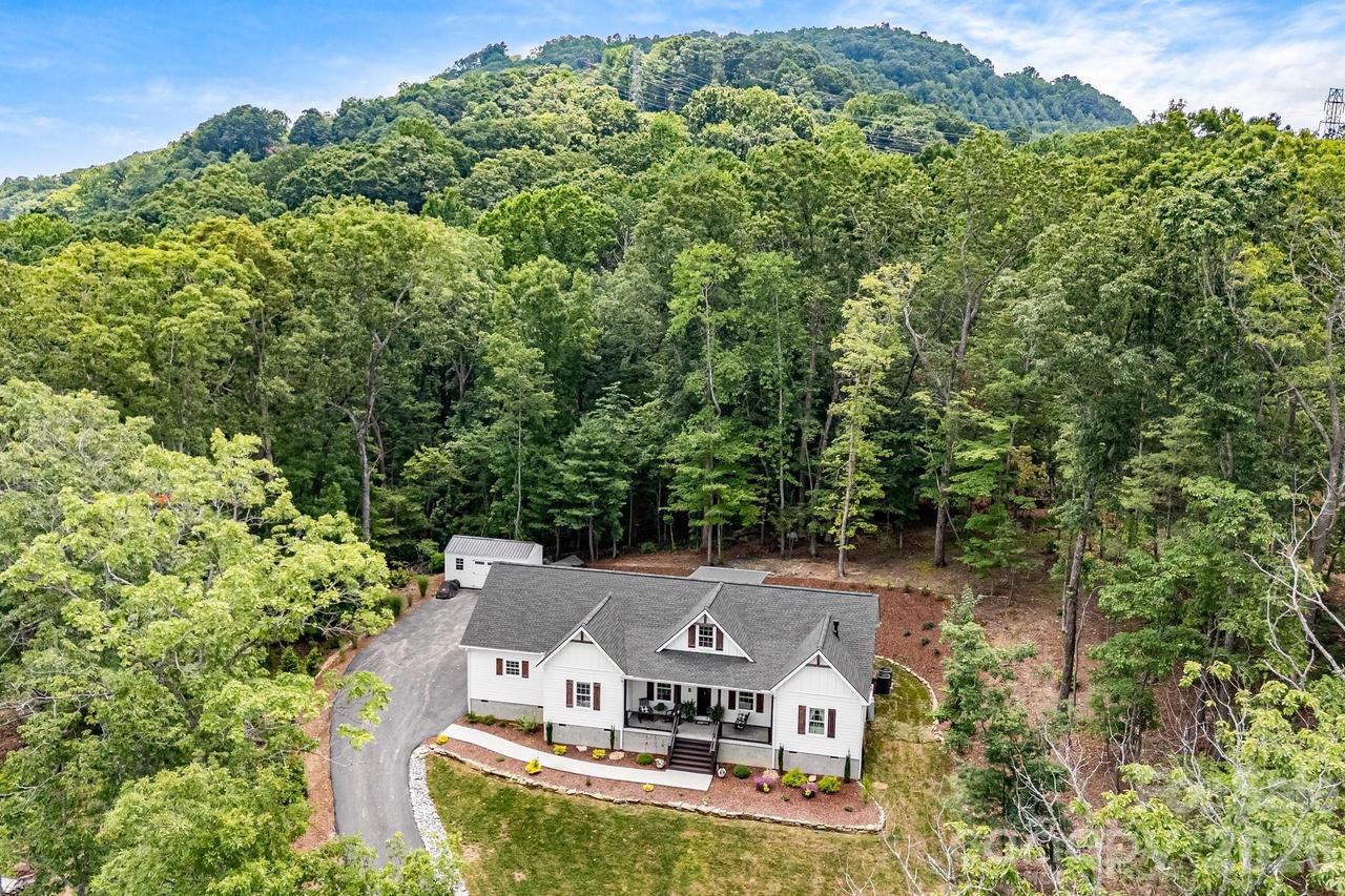 70 Jp Huggins Dr., Hendersonville, NC 28791