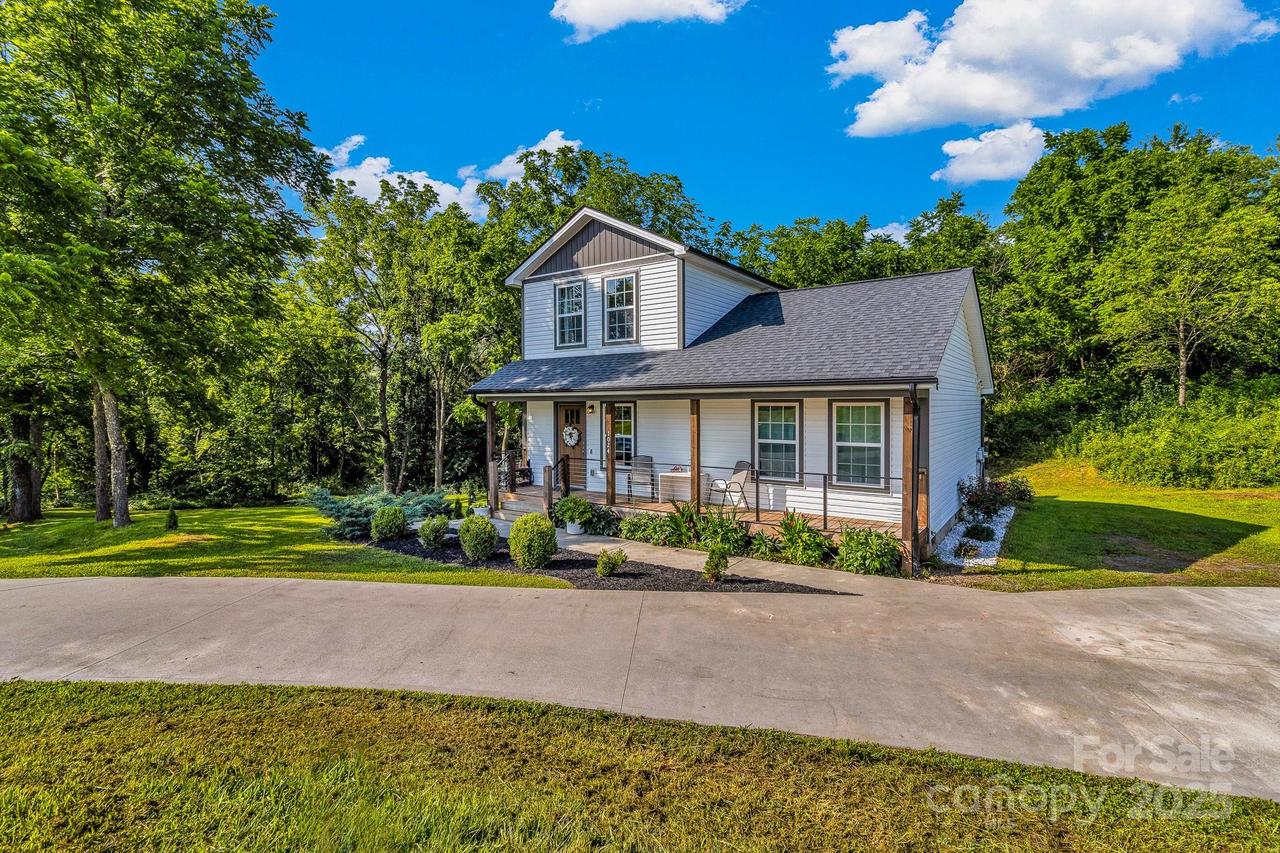 1024 Bear Creek Rd., Leicester, NC 28748