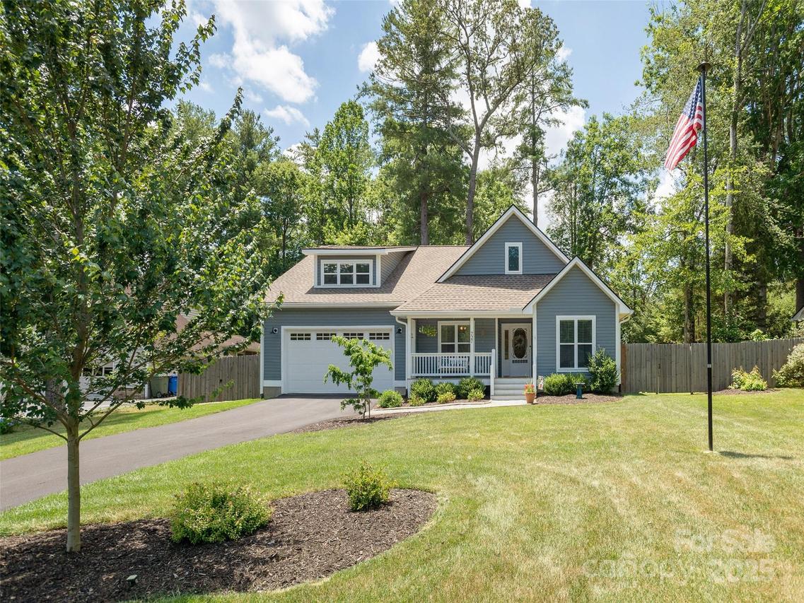 727 Shadywood Ln., Hendersonville, NC 28792