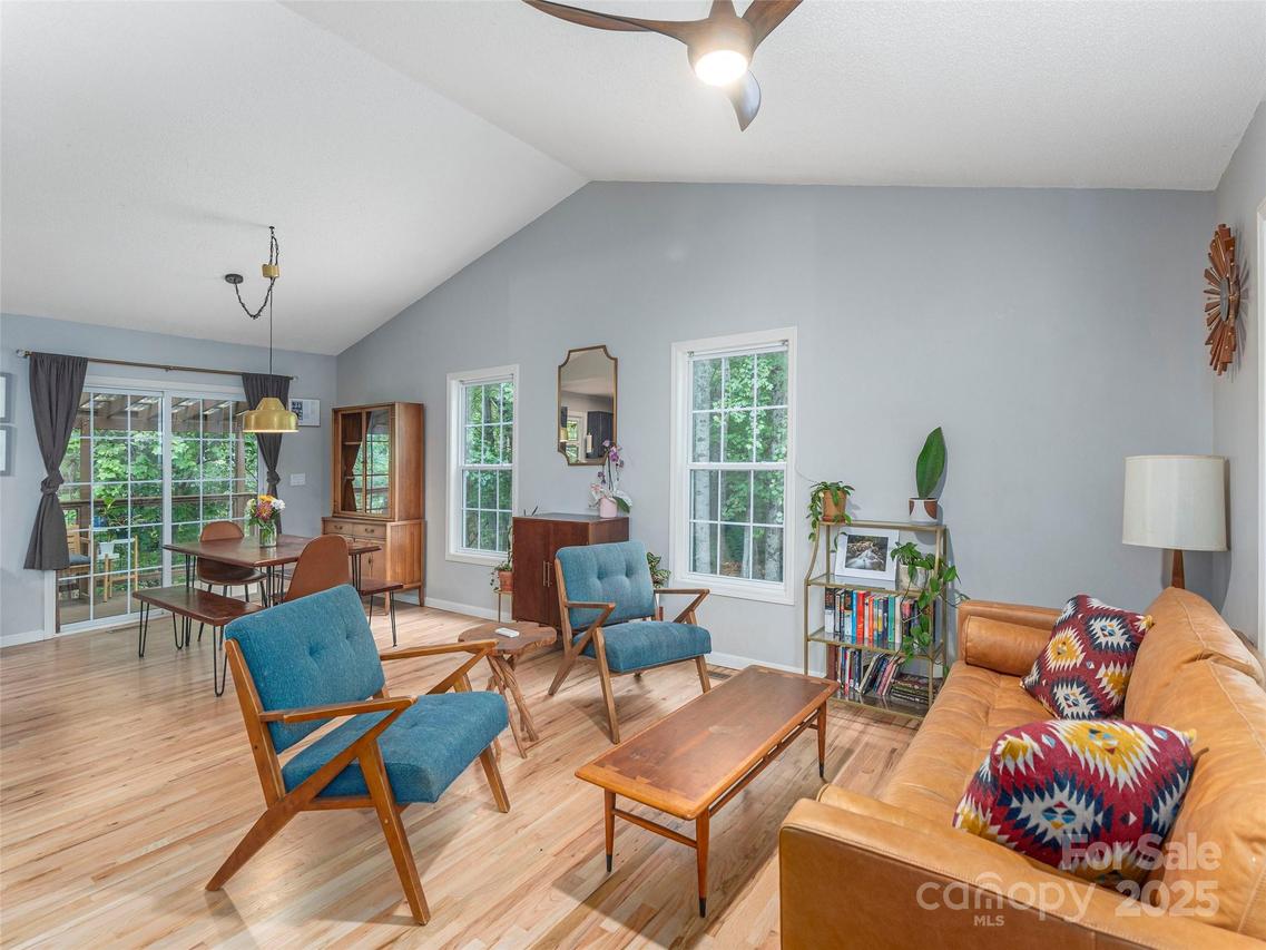 15 Maplewood Dr., Swannanoa, NC 28778