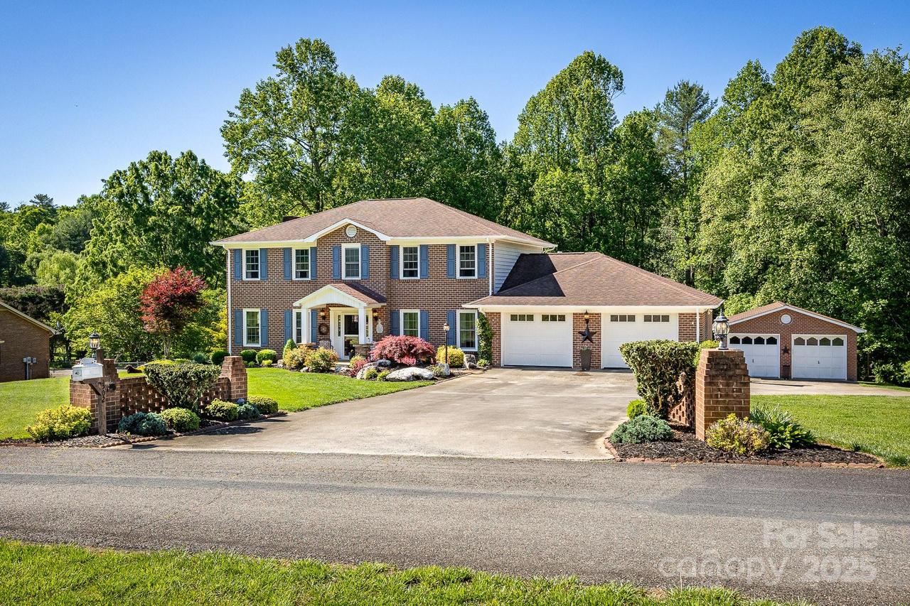 302 Redwood Pl., Lenoir, NC 28645