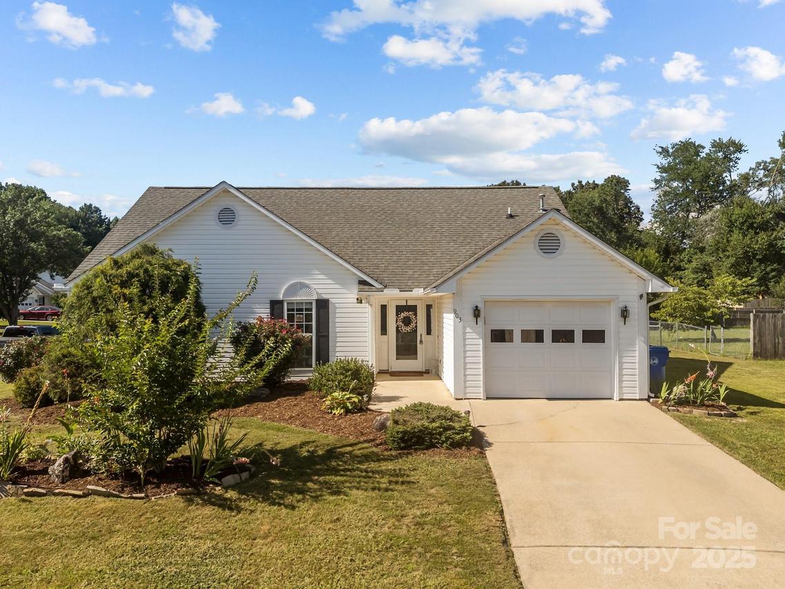 903 Woodhill Dr., Fletcher, NC 28732