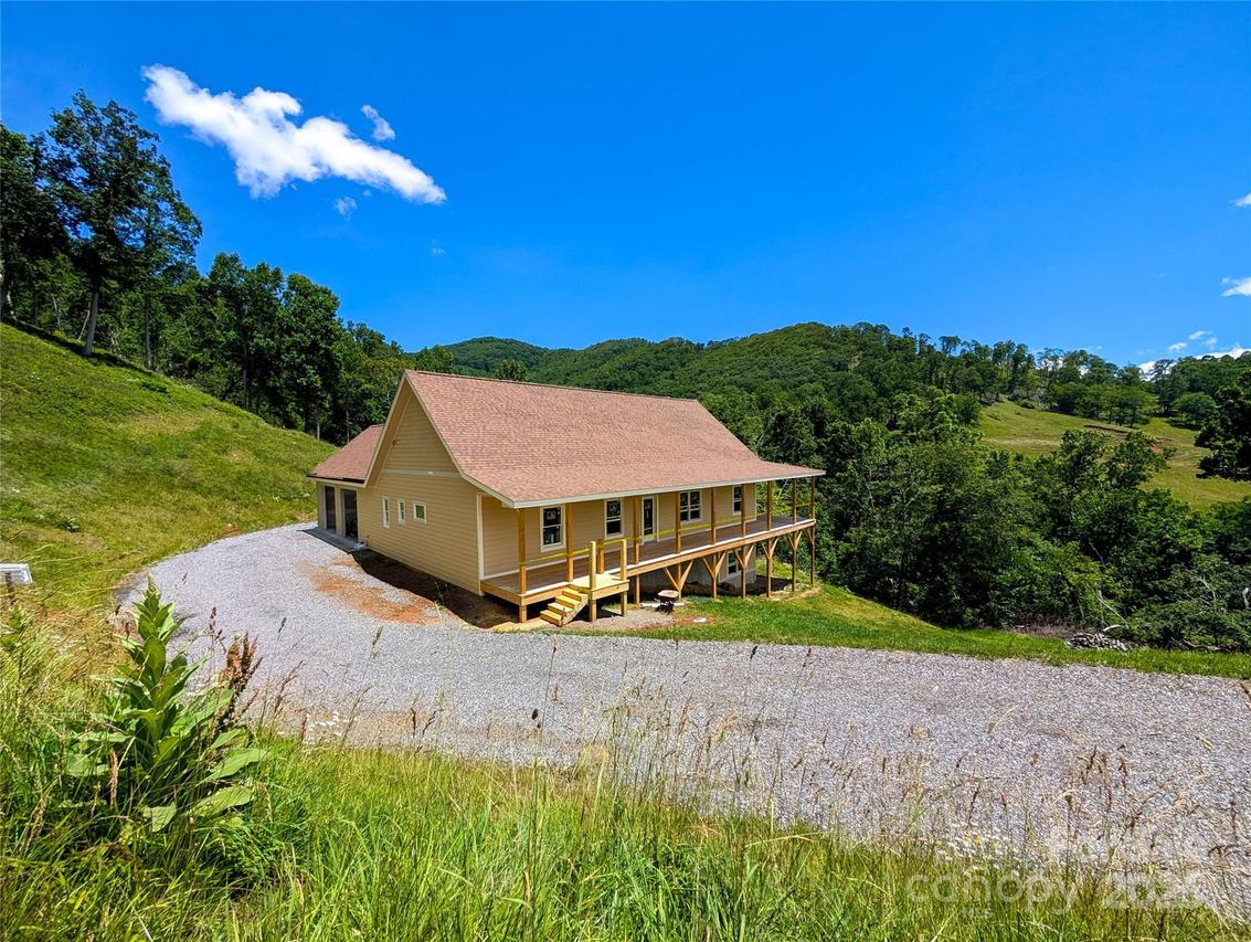 338 Majestic Mountain Dr., Burnsville, NC 28714