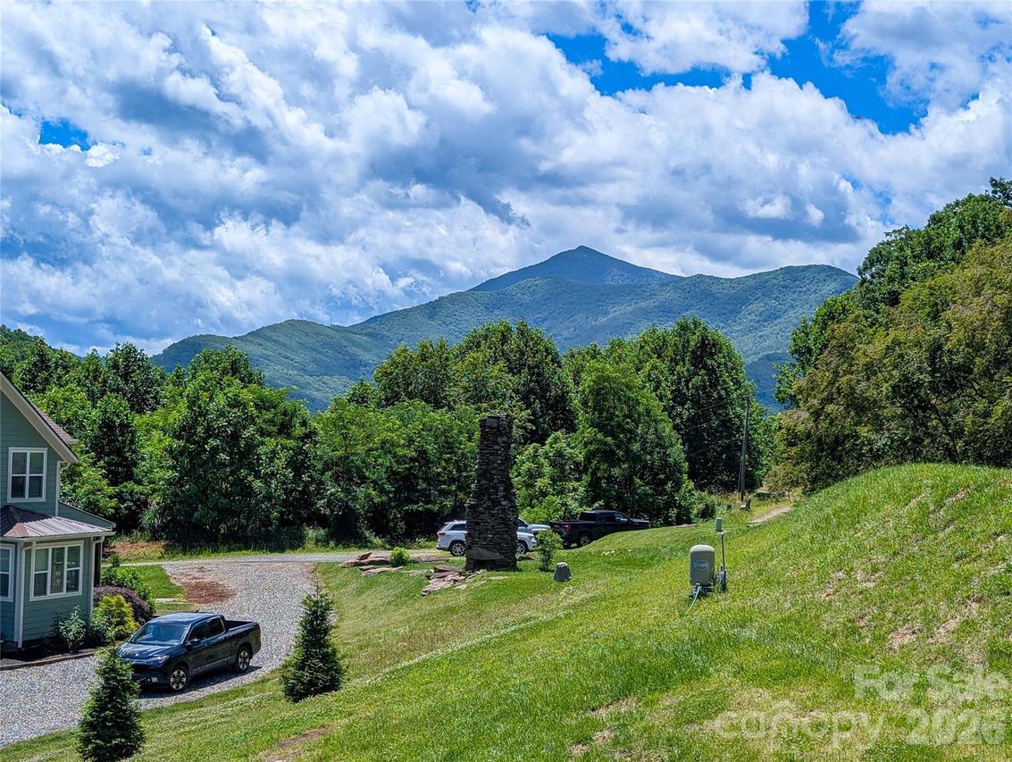 338 Majestic Mountain Dr., Burnsville, NC 28714