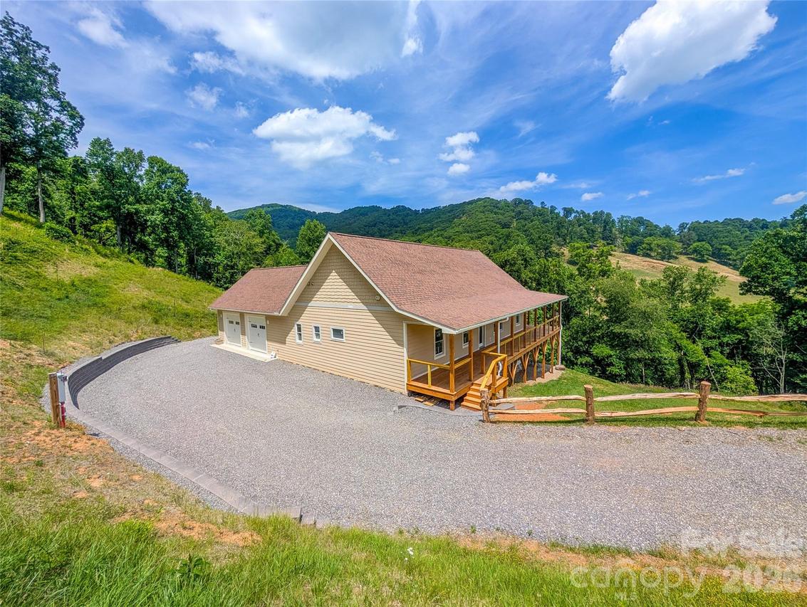 338 Majestic Mountain Dr., Burnsville, NC 28714