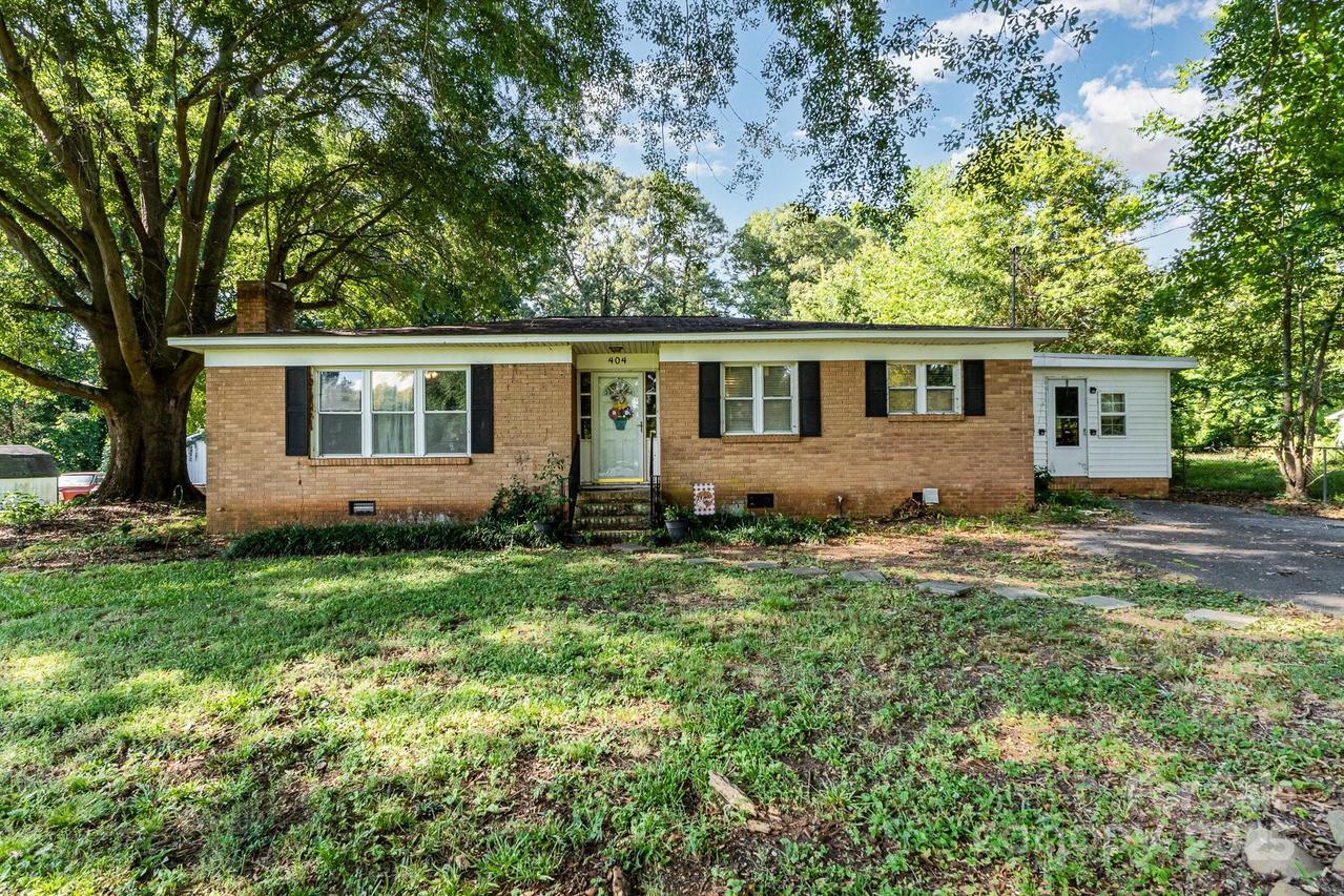 404 Pinkney Rd., Dallas, NC 28034