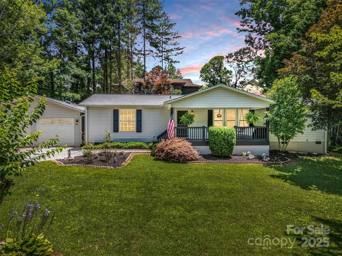 1040 Mountain View St., Hendersonville, NC 28739