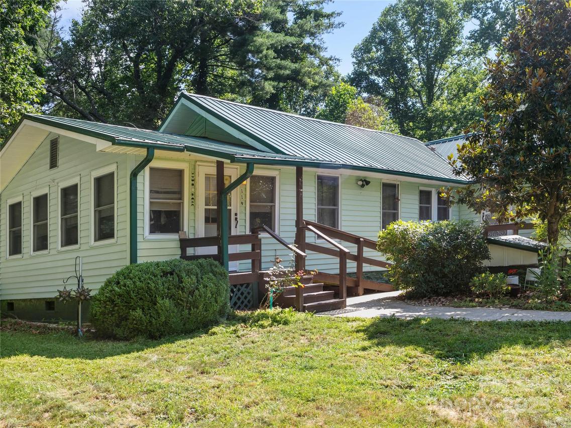 119 John Lee Montgomery Dr., Hendersonville, NC 28792