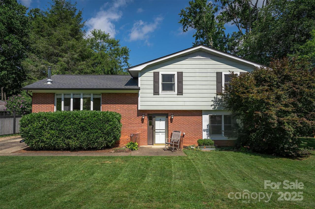 300 Donnybrook Dr., Asheville, NC 28806
