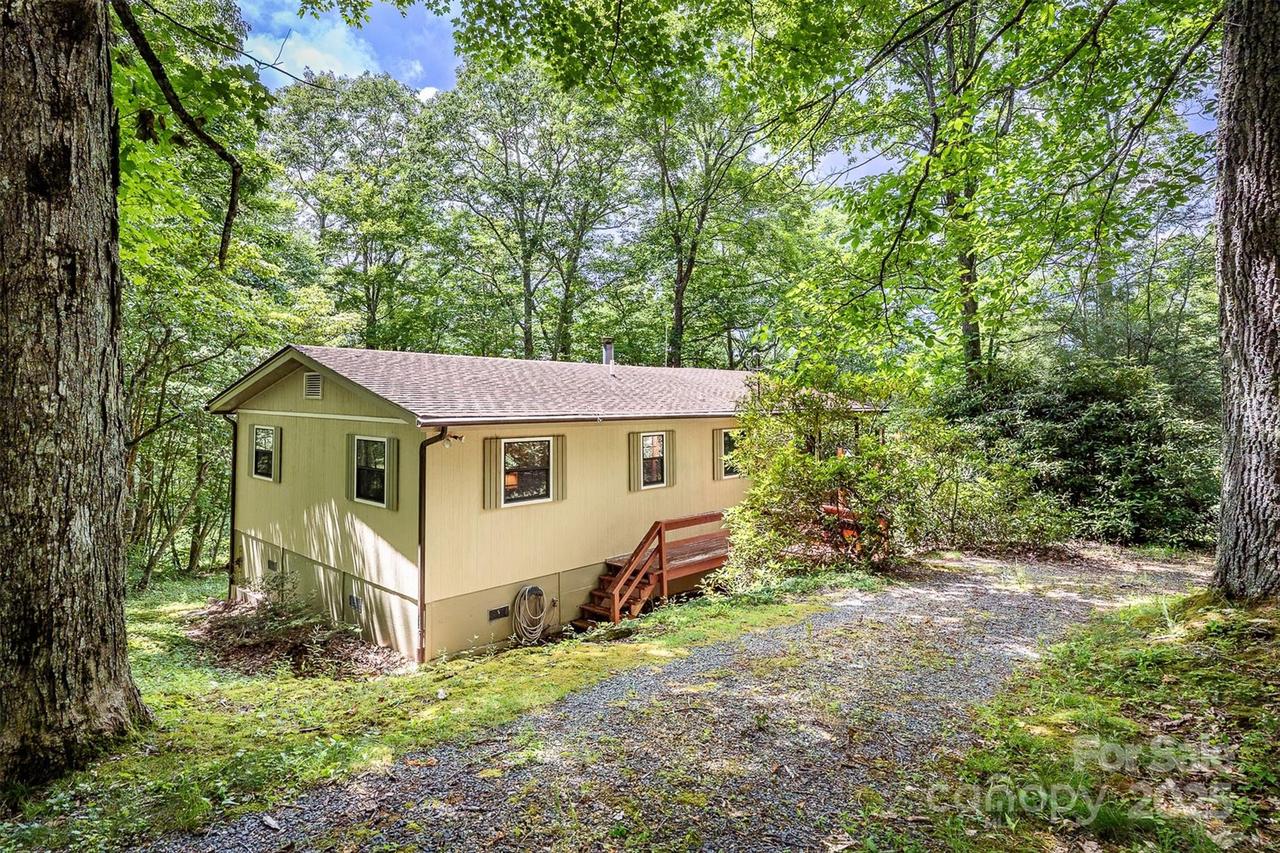 821 Old Chestnut Mountain Rd., Newland, NC 28657