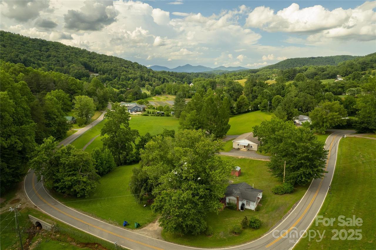 153 Beaverdam Loop Rd., Candler, NC 28715