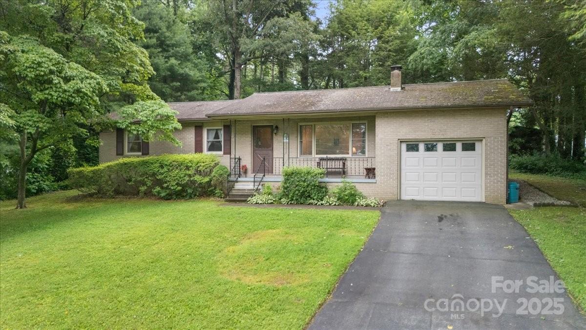 111 Cannon Dr., Hendersonville, NC 28792