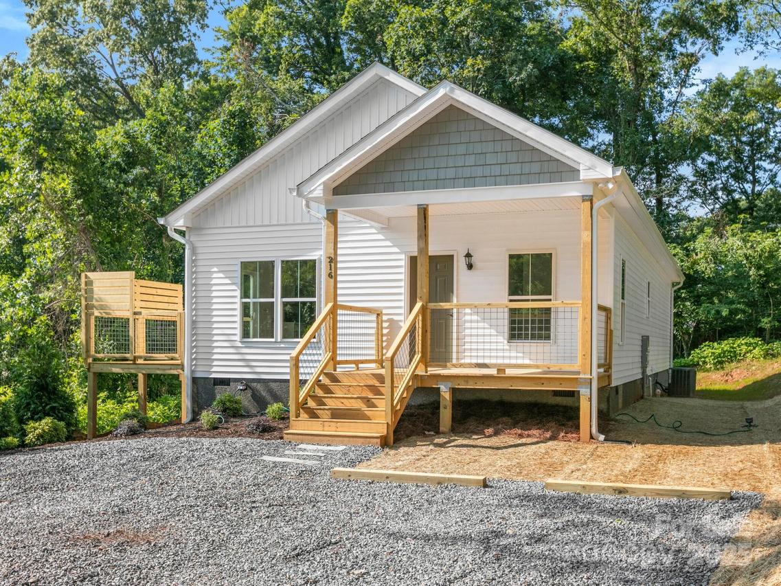 216 Lower Edgewood Rd., Candler, NC 28715