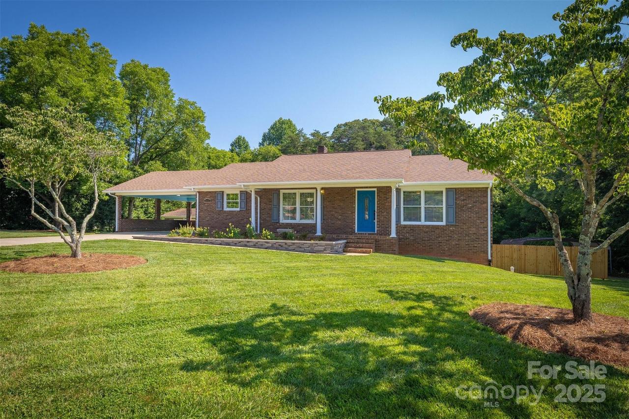 207 Valdese Dr., Morganton, NC 28655