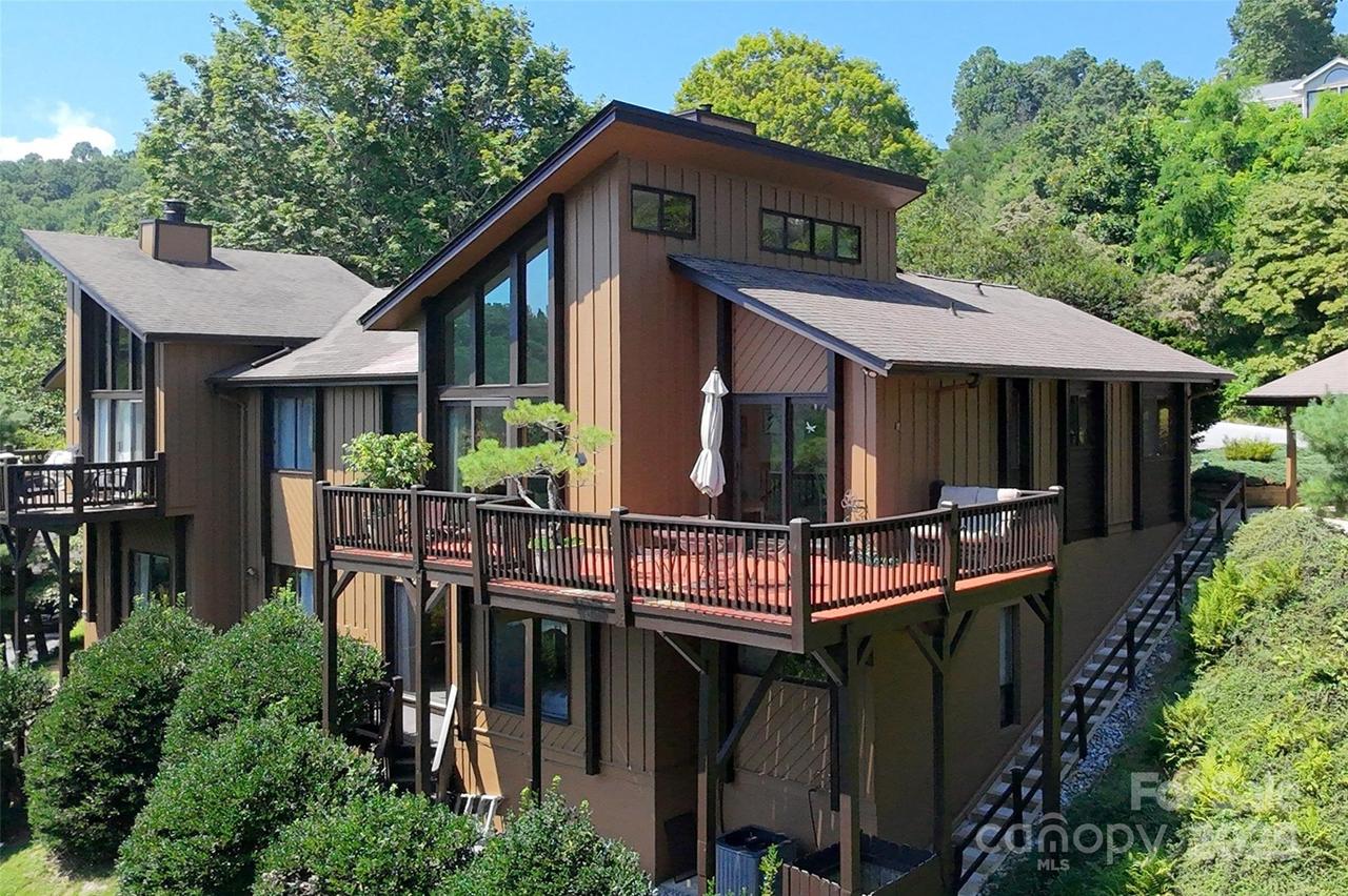 141 Country Ridge Rd., Hendersonville, NC 28739