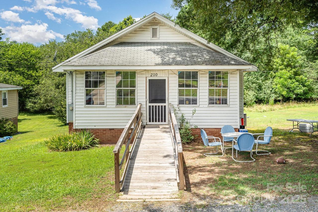 210 Lincoln St., Badin, NC 28009