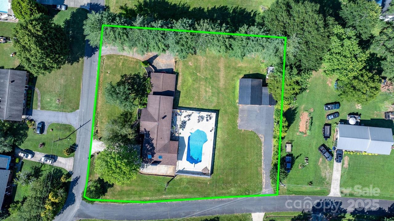 2596 Sweetbriar Cir., Lenoir, NC 28645