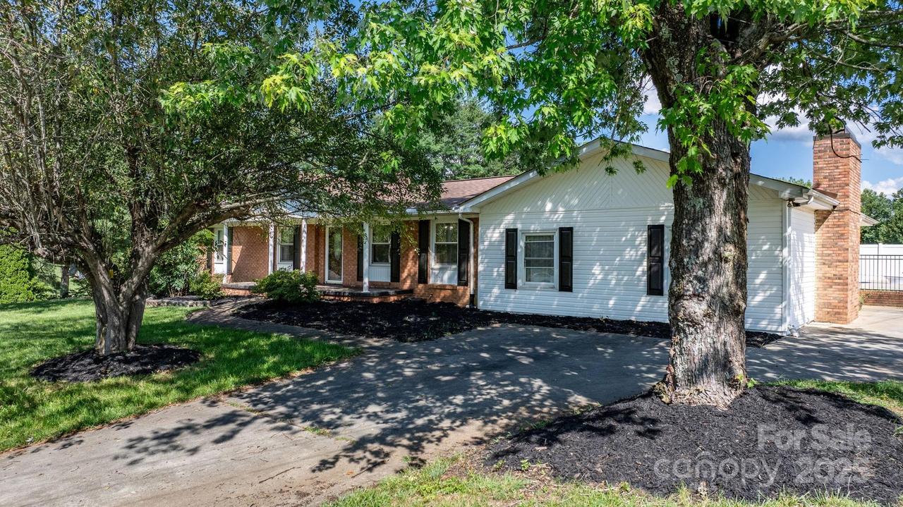 2596 Sweetbriar Cir., Lenoir, NC 28645