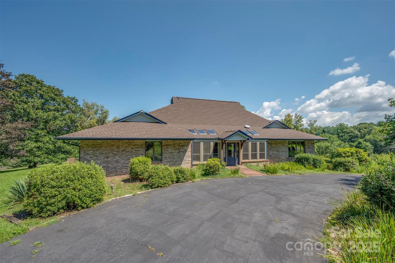 26 Canter Ct., Horse Shoe, NC 28742