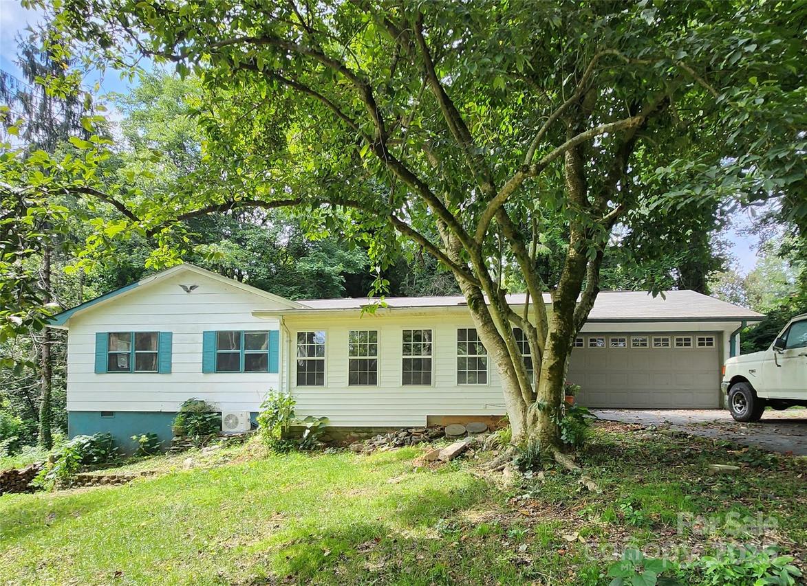 18 Peaceful Valley Ln., Flat Rock, NC 28731
