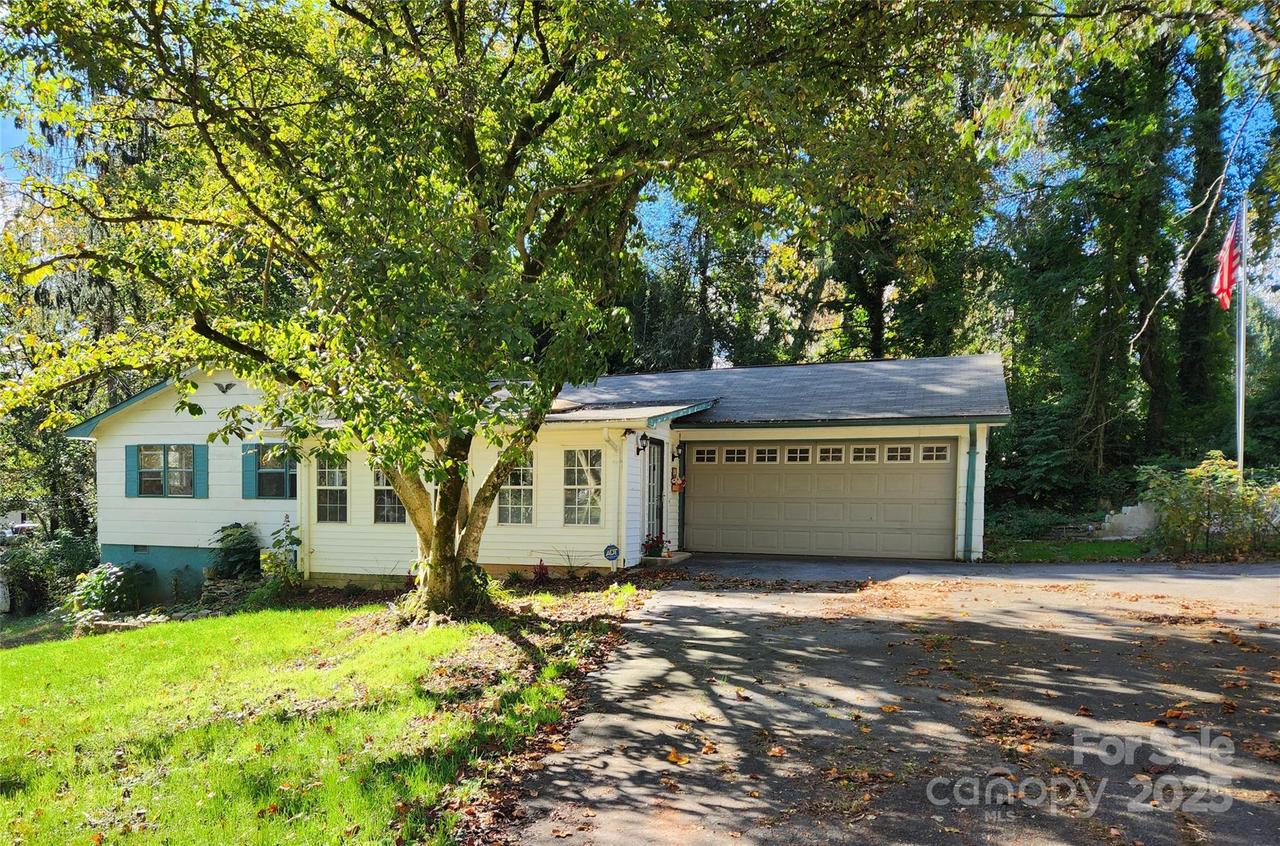 18 Peaceful Valley Ln., Flat Rock, NC 28731