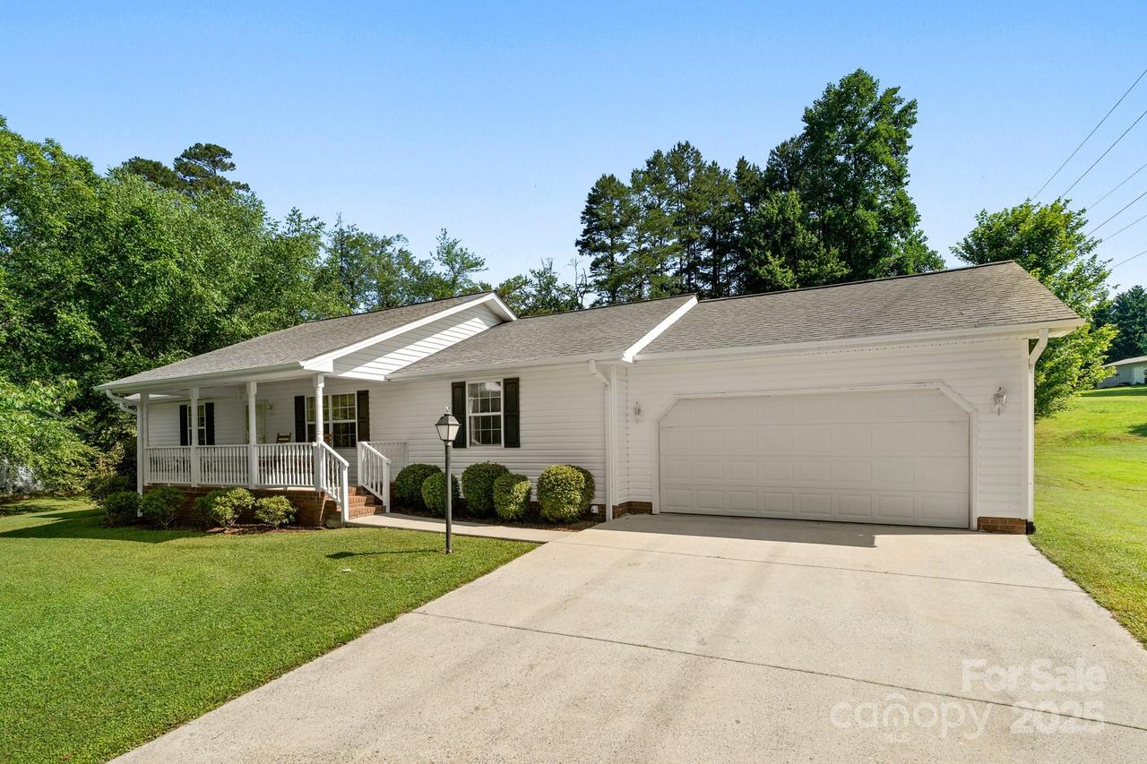 32 Meadow Dr., Horse Shoe, NC 28742