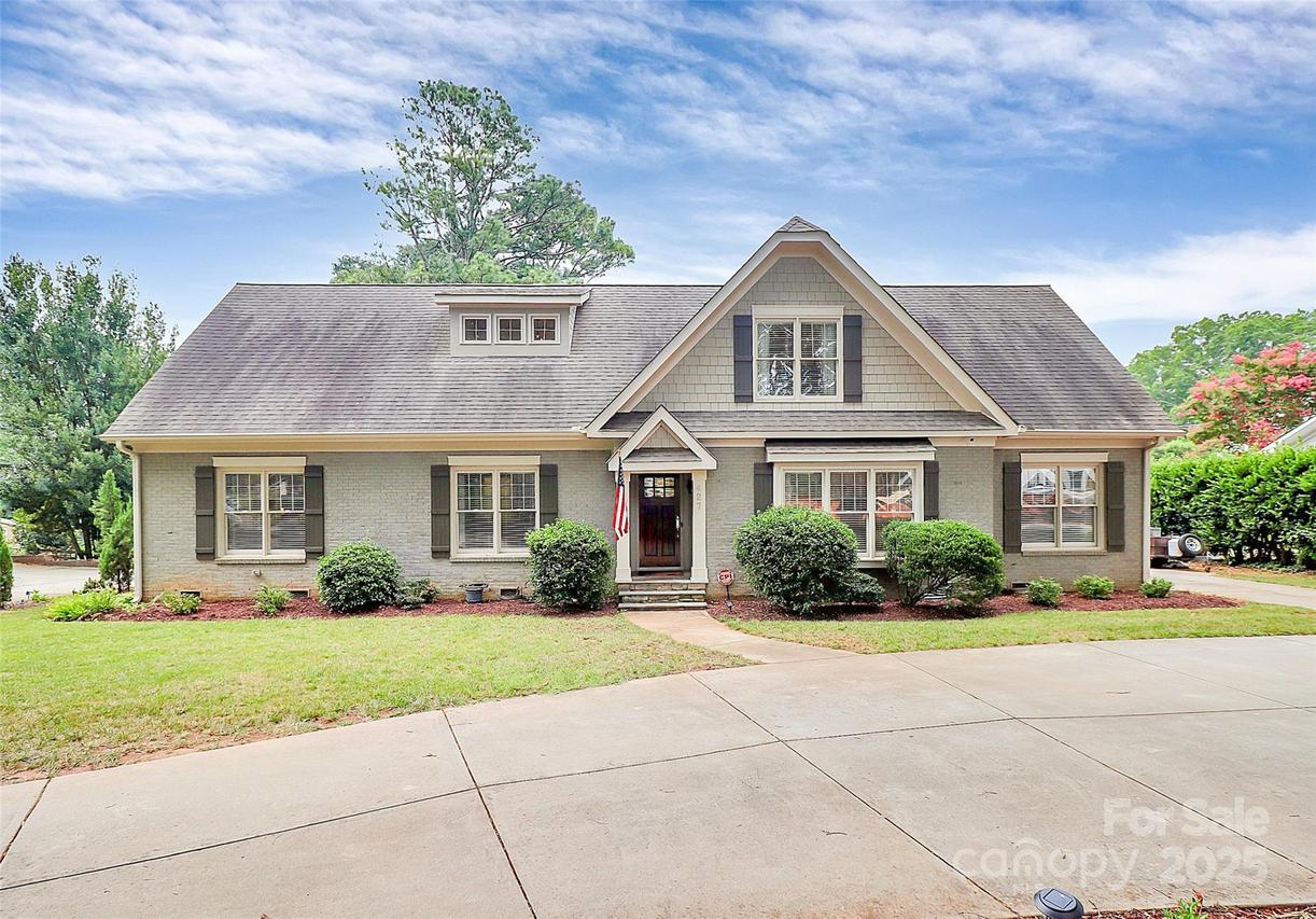 427 Lansdowne Rd., Charlotte, NC 28270