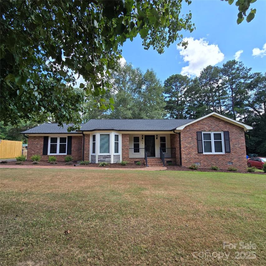 687 Tryon Pl., Gastonia, NC 28054