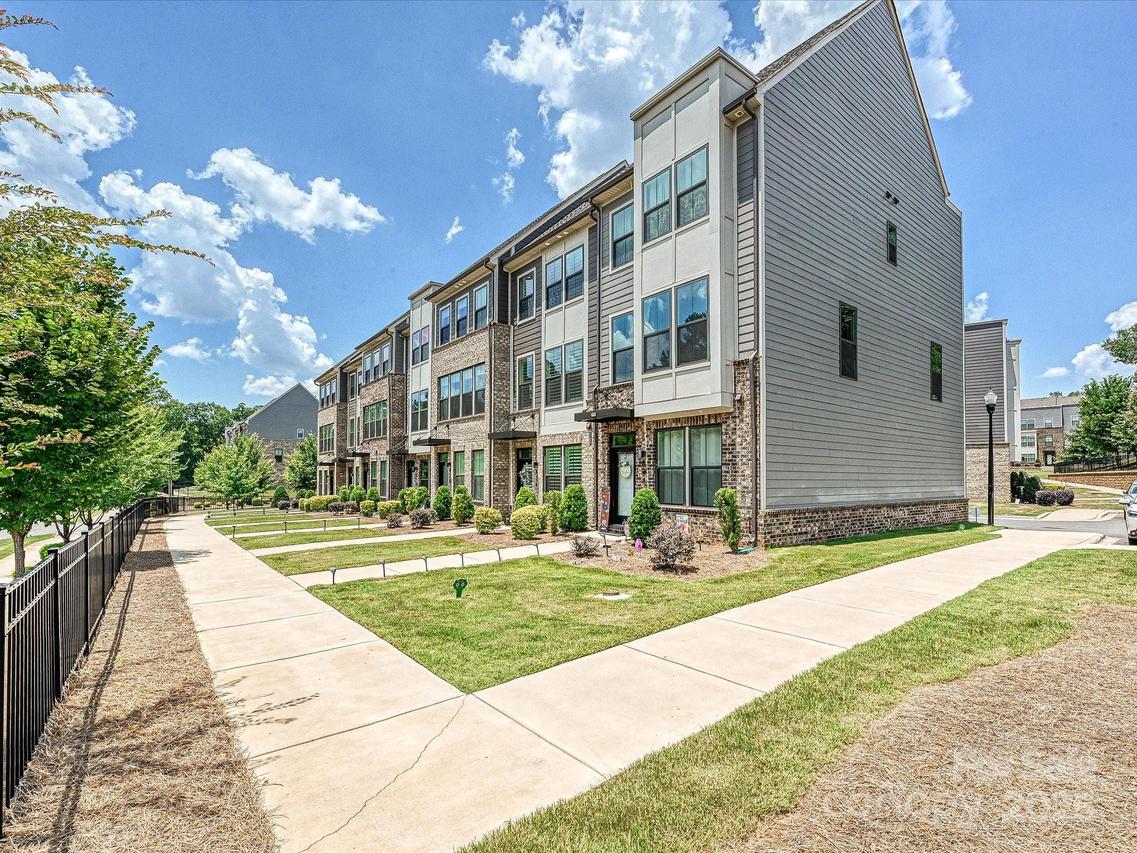 824 Broad River Ln., Charlotte, NC 28211