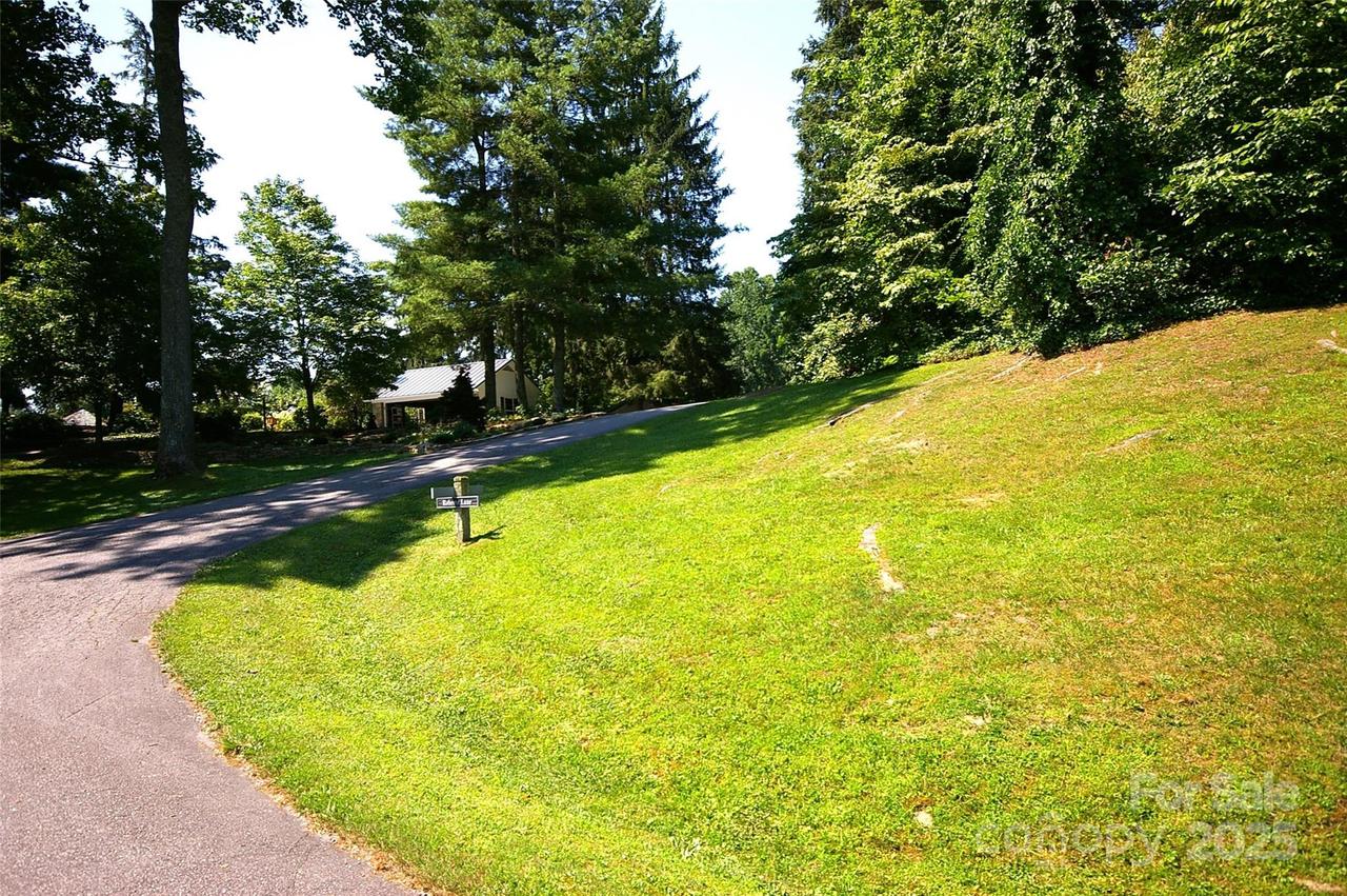 390 Sherwood Dr., Flat Rock, NC 28731
