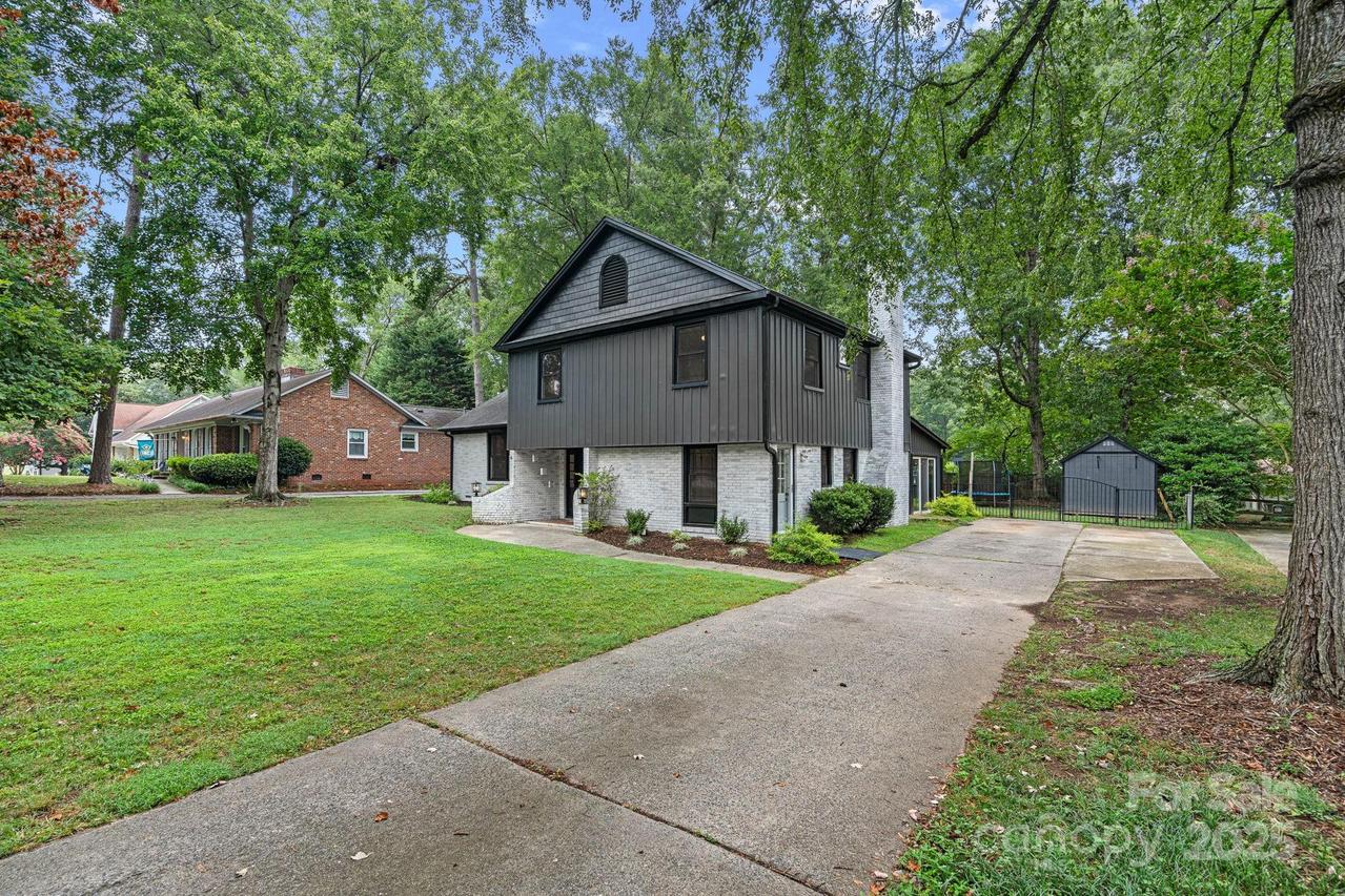 1108 Braeburn Rd., Charlotte, NC 28211