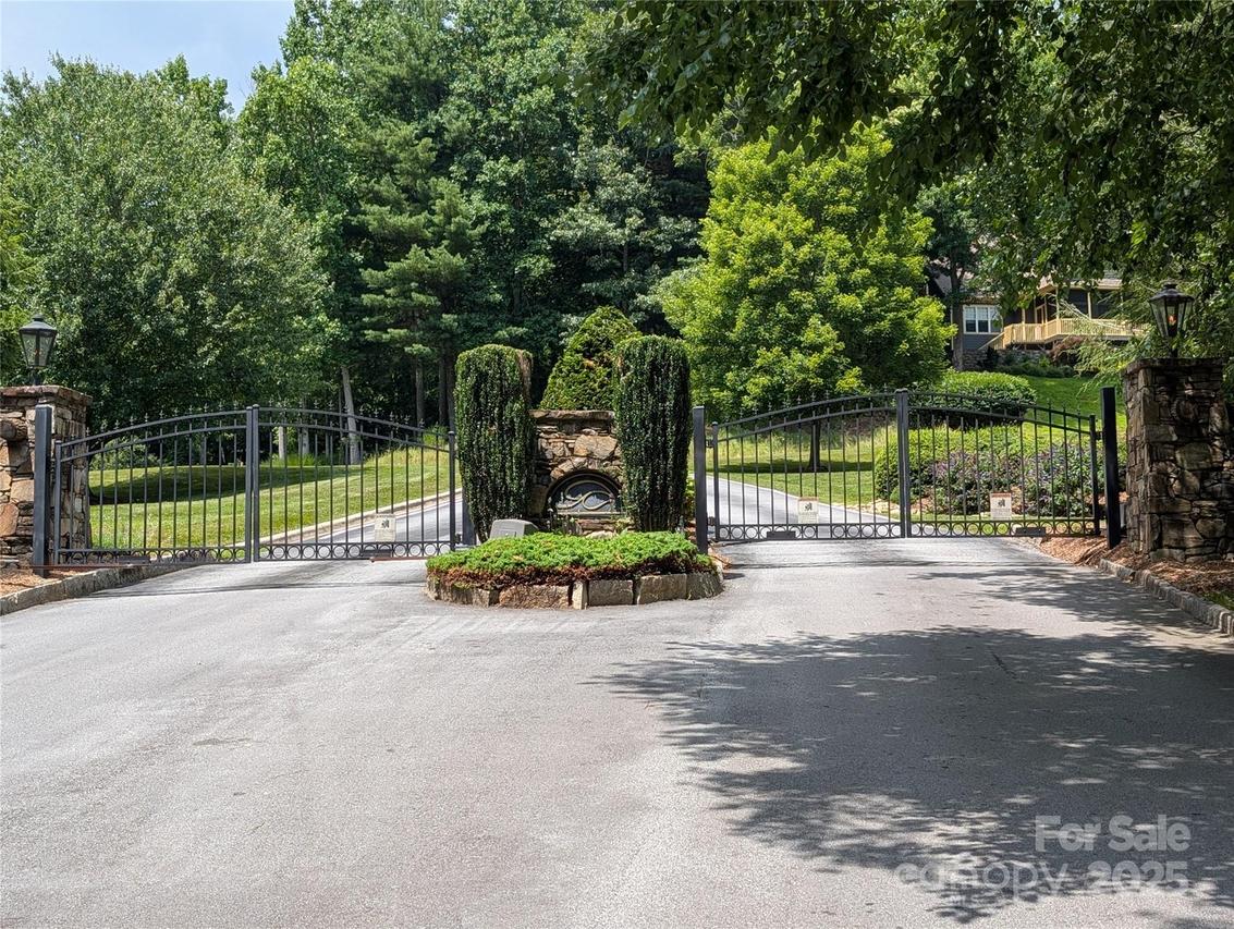 115 Ivywood Ln., Laurel Park, NC 28739