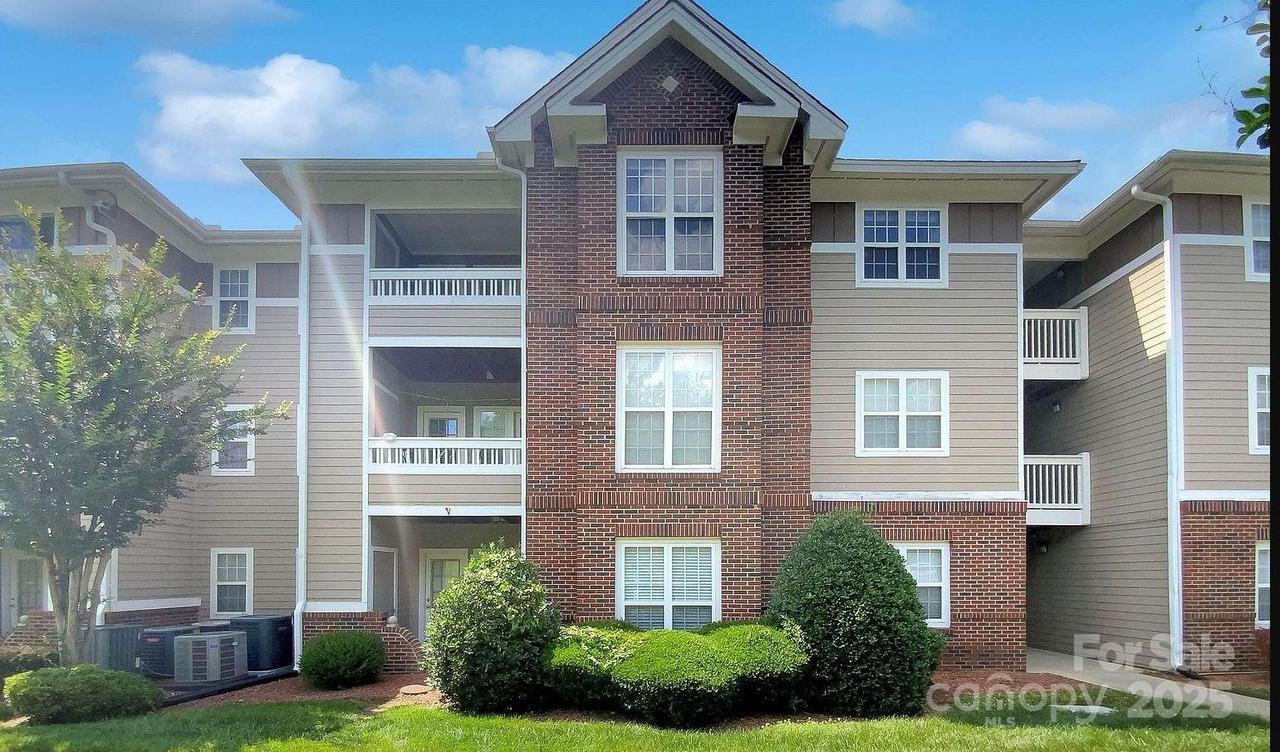 9810 Campus Walk Ln., Charlotte, NC 28262
