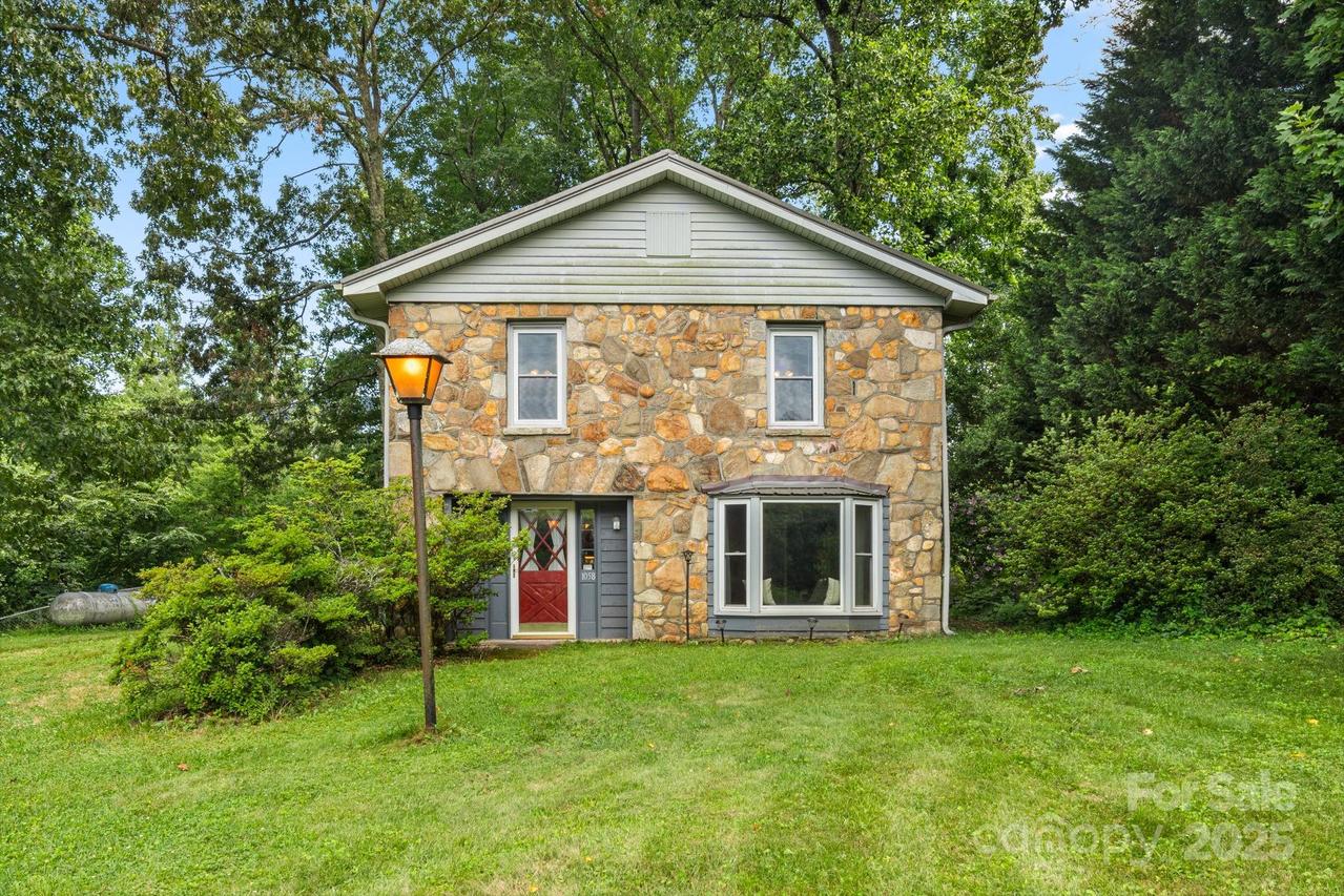 1058 Howard Gap Loop Rd., Flat Rock, NC 28731