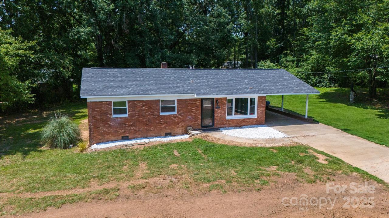 810 Hampton Pl., Lenoir, NC 28645