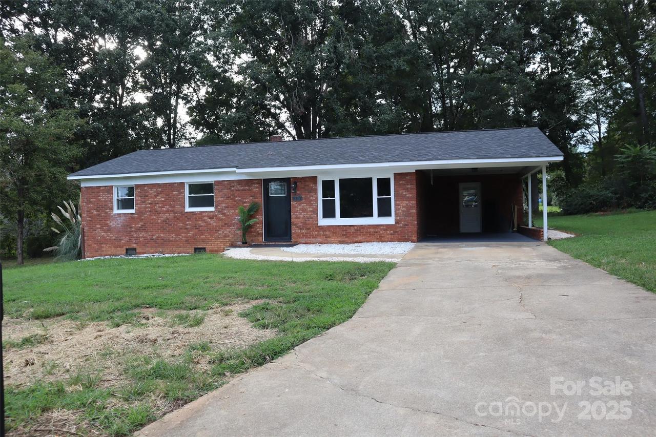 810 Hampton Pl., Lenoir, NC 28645