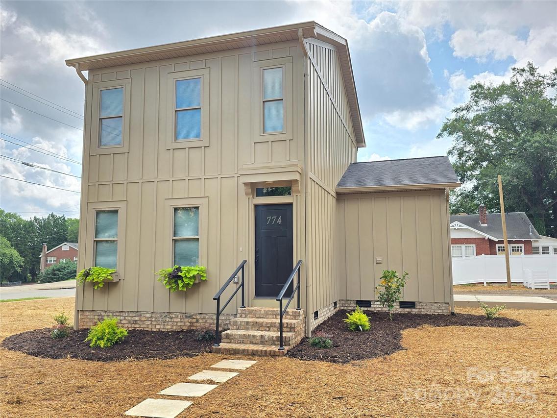 774 8th St., Hickory, NC 28601
