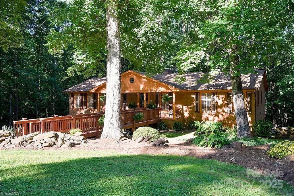 12 Echoview Cir., Lexington, NC 27292