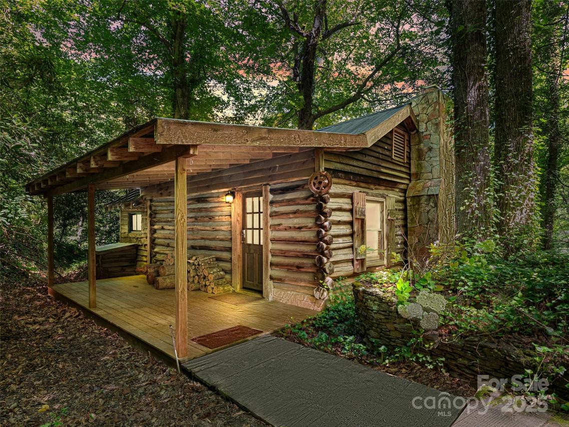 755 Pearson Falls Rd., Saluda, NC 28773