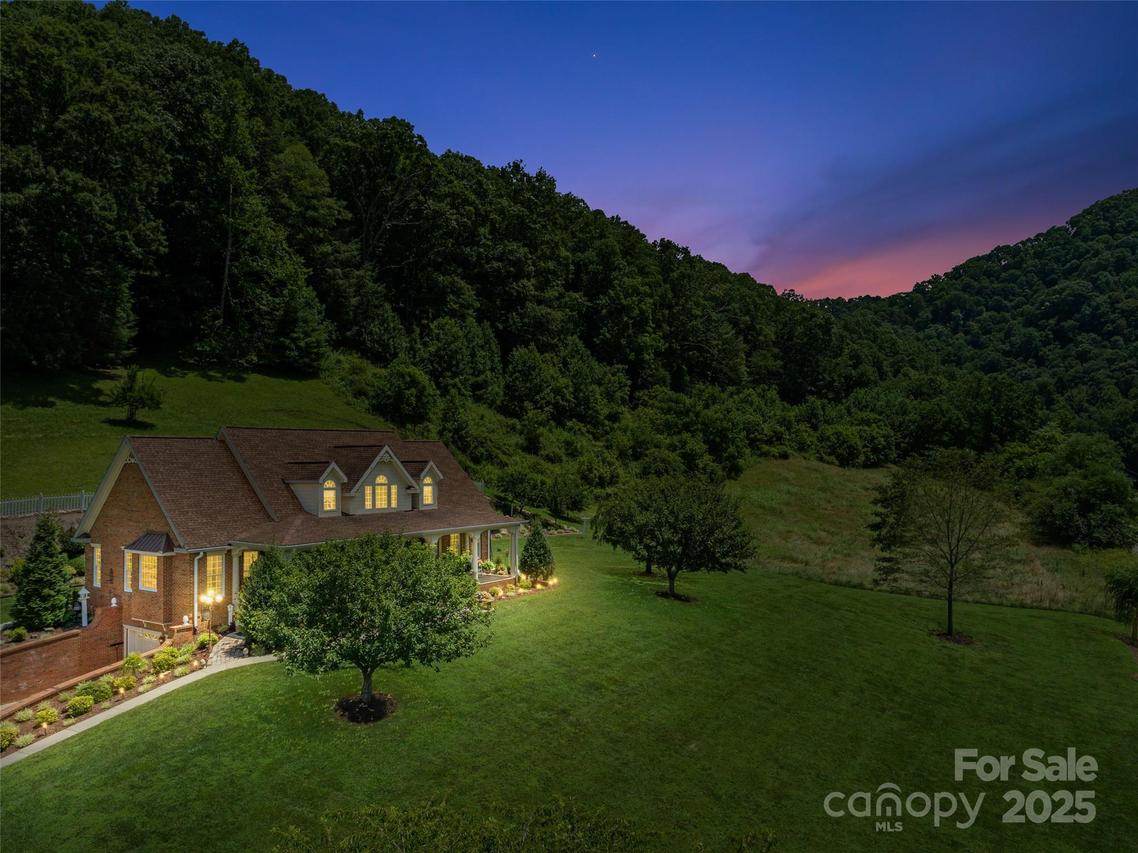 38 Peterson Ln., Green Mountain, NC 28740