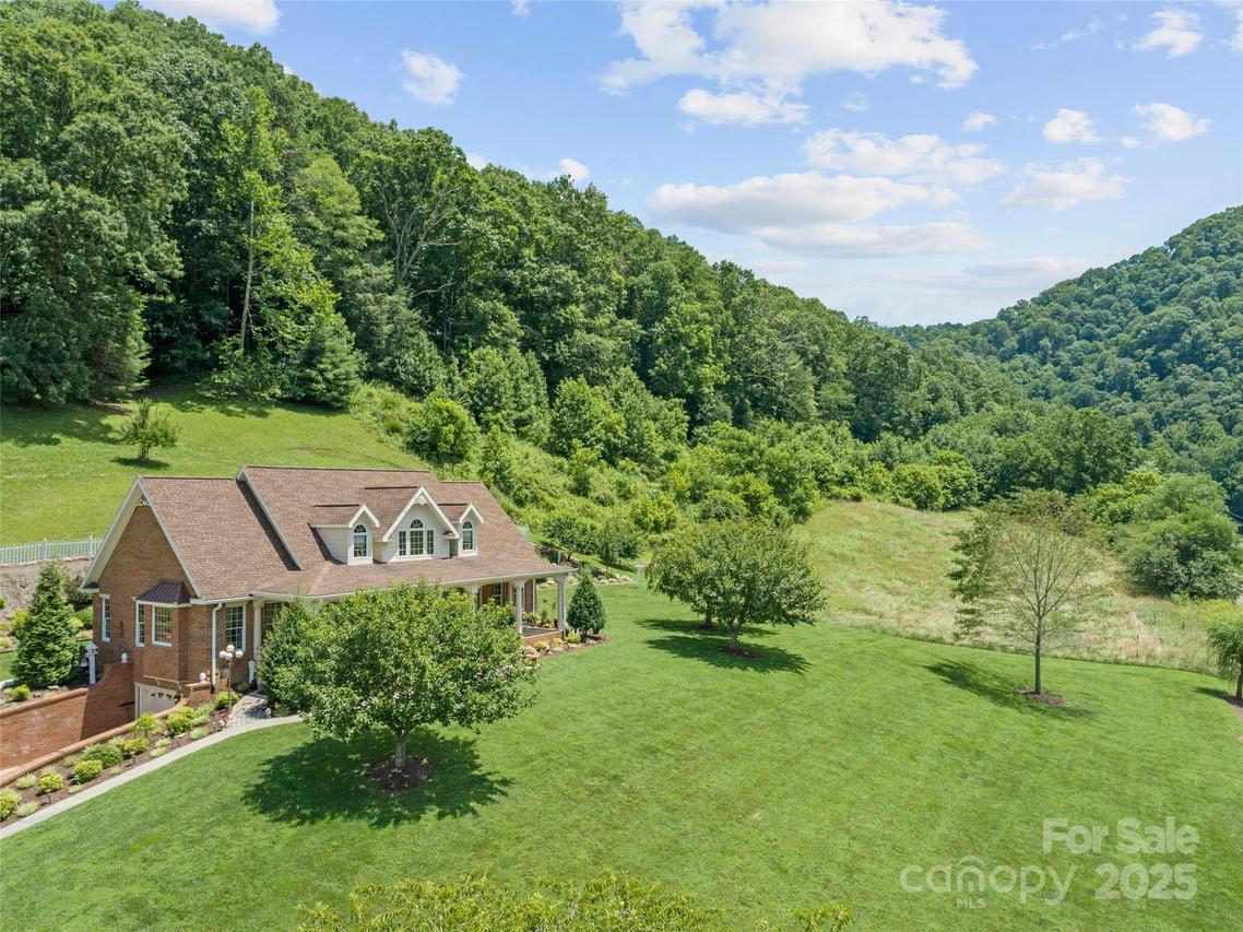 38 Peterson Ln., Green Mountain, NC 28740