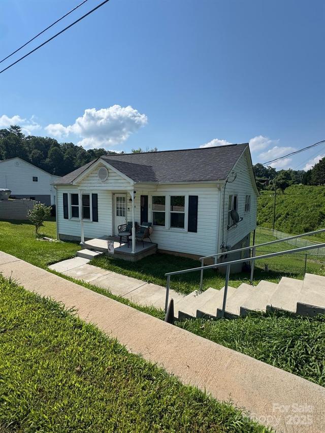 1045 Warren Pl., Lenoir, NC 28645