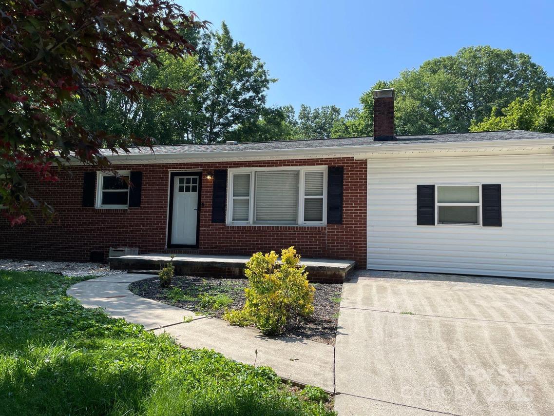 2615 Green Acres St., Lenoir, NC 28945