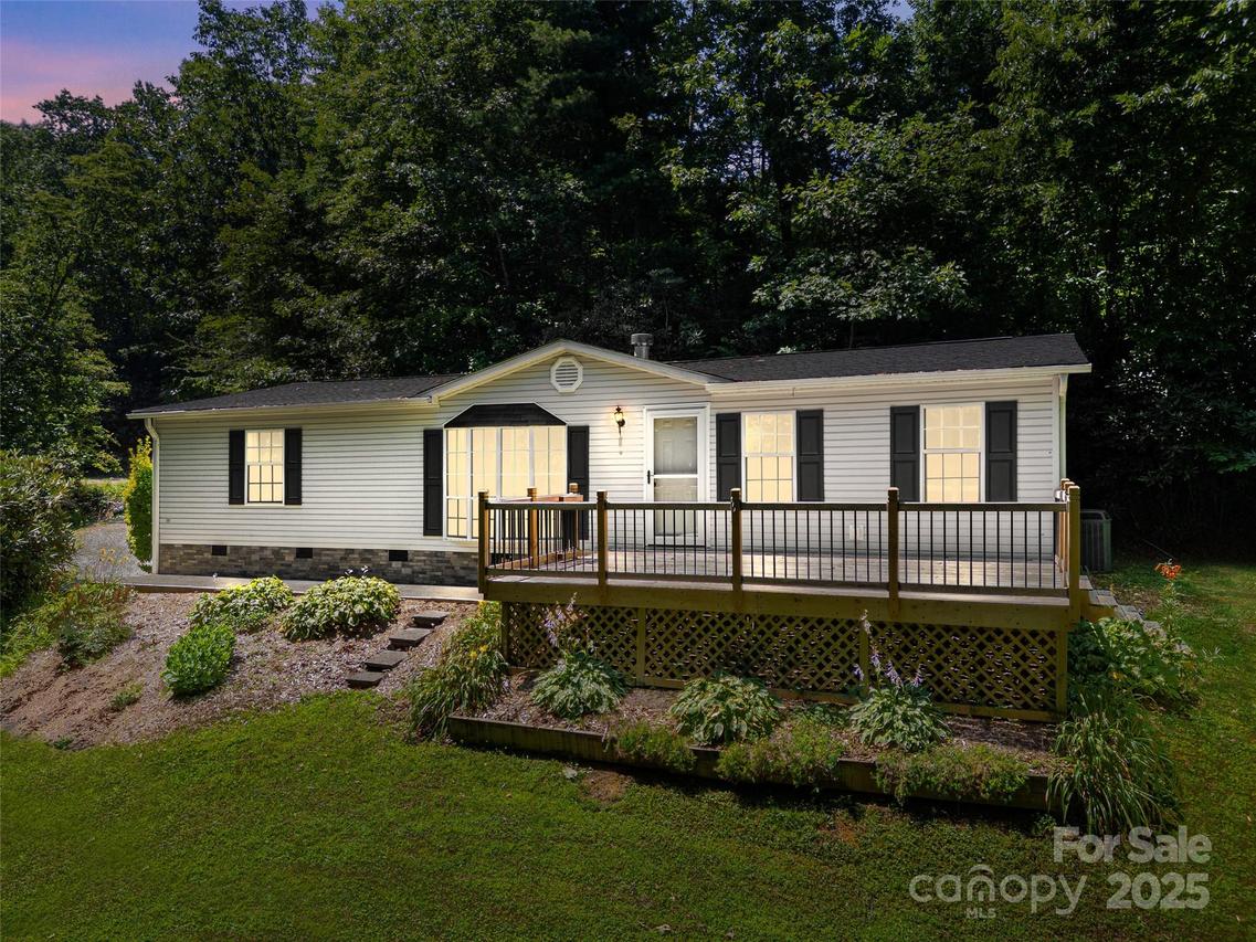 946 Turkey Pen Gap Rd., Horse Shoe, NC 28742