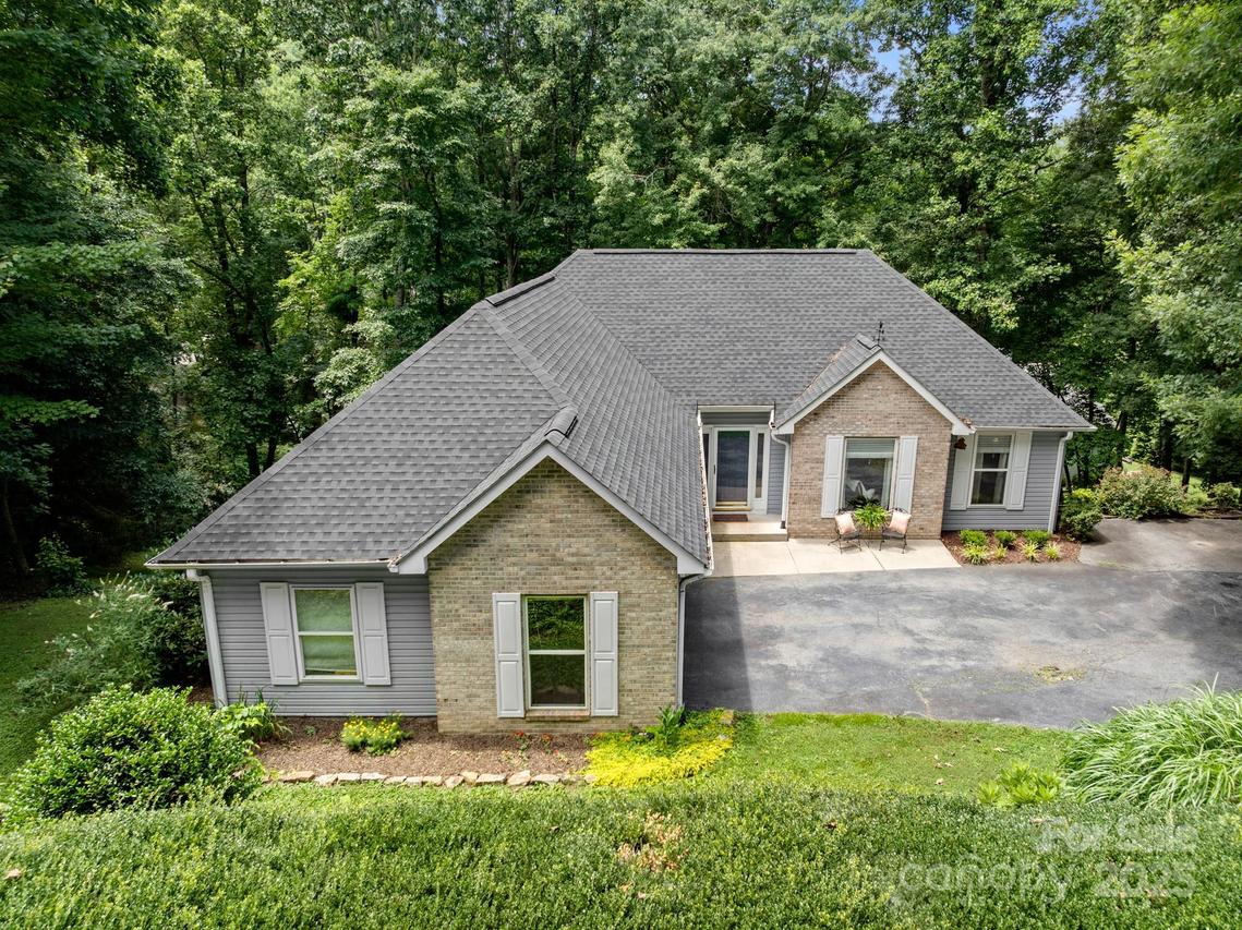 701 Salisbury Rd., Hendersonville, NC 28792